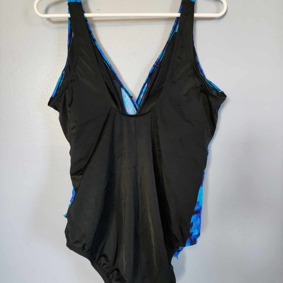 EUC flatering and Stretchy One Piece Swimsuit - Picture 6 of 9